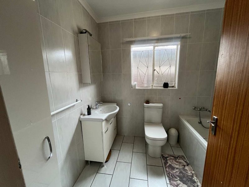 4-Bedroom Family Home in a Highly Sought-After Neighbourhood - Photo 6