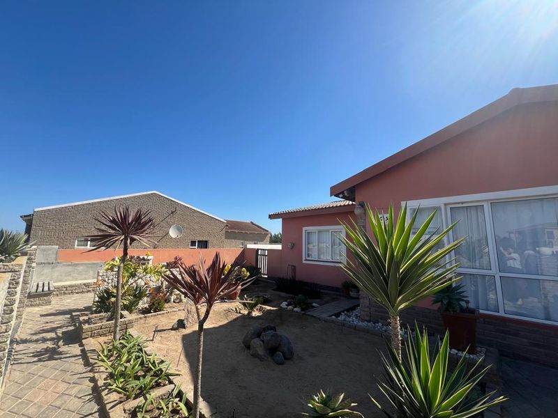 FOR RENT - 4 BEDROOM HOUSE IN A QUIET AREA OF OCEAN VIEW, SWAKOPMUND - Photo 1