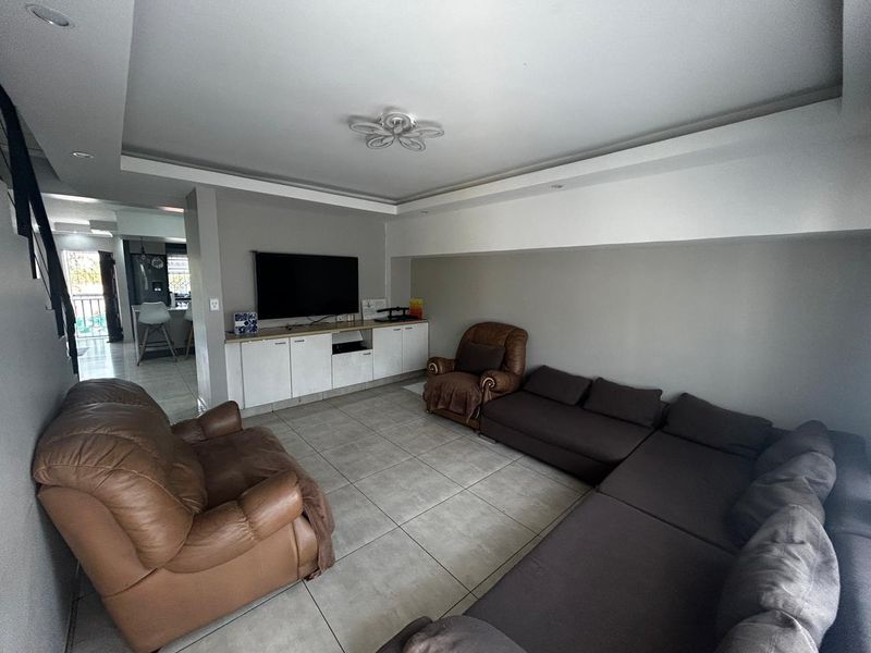 Spacious 4 bedroom in Halfway gardens Midrand - Photo 6