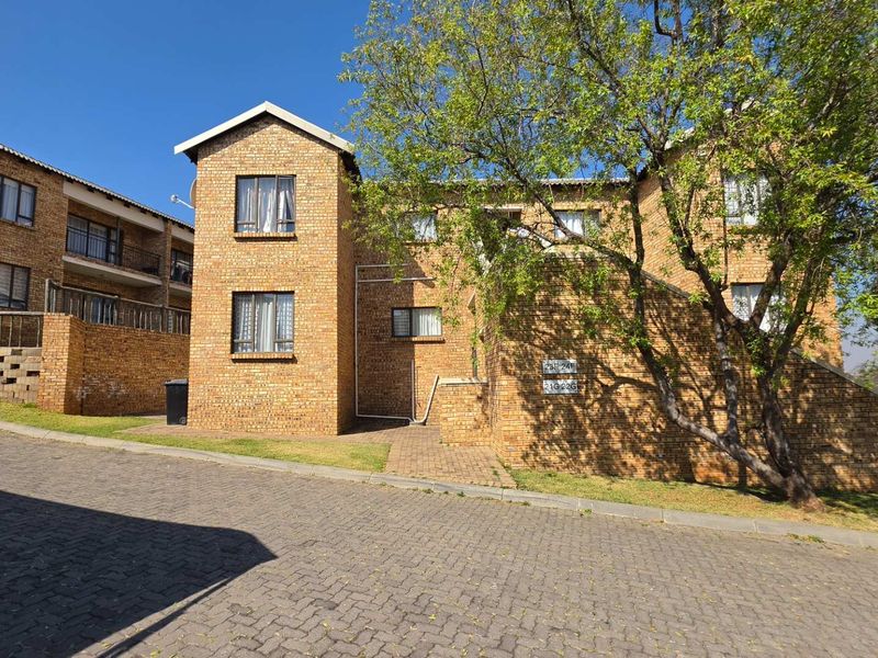2 Bedroom Apartment / Flat for Sale in South Crest - Photo 1