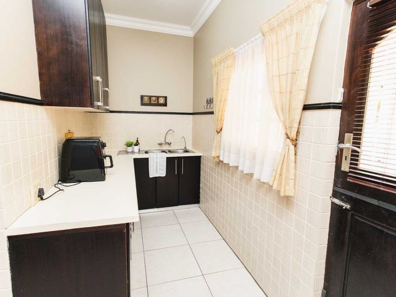 Beautiful upmarket home in exclusive retirement village in the North - Photo 7