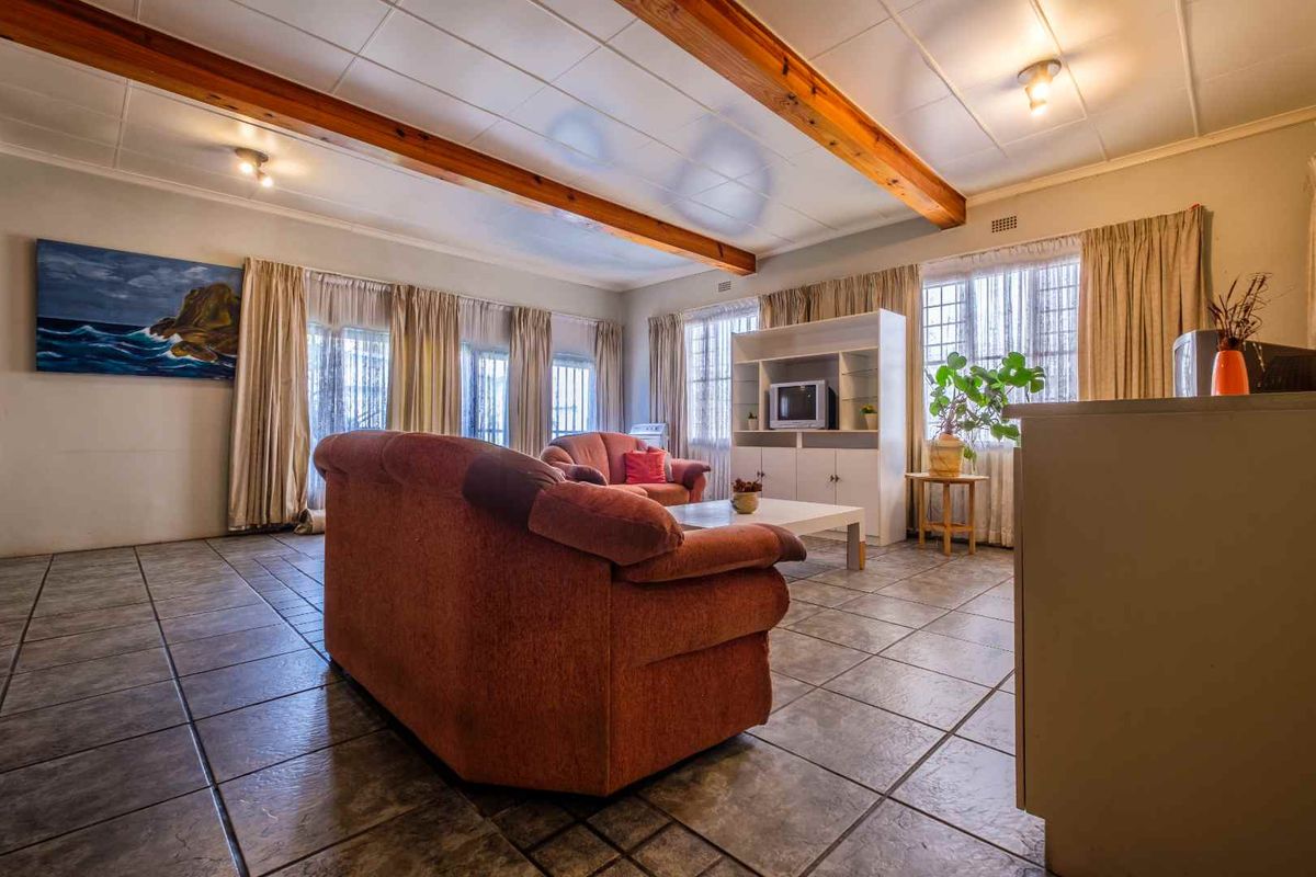 Rental investment property - 13 room compound for sale in Rosettenville - Photo 5