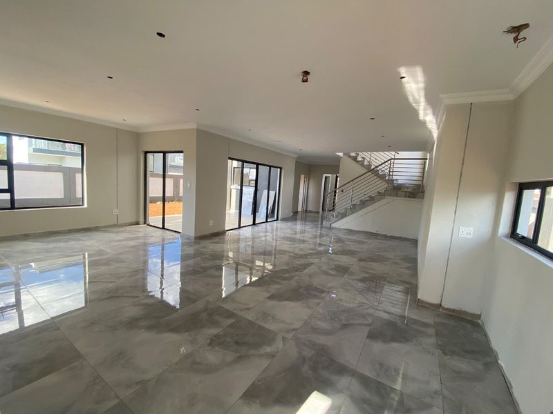 Newly Built Estate Home - Photo 4