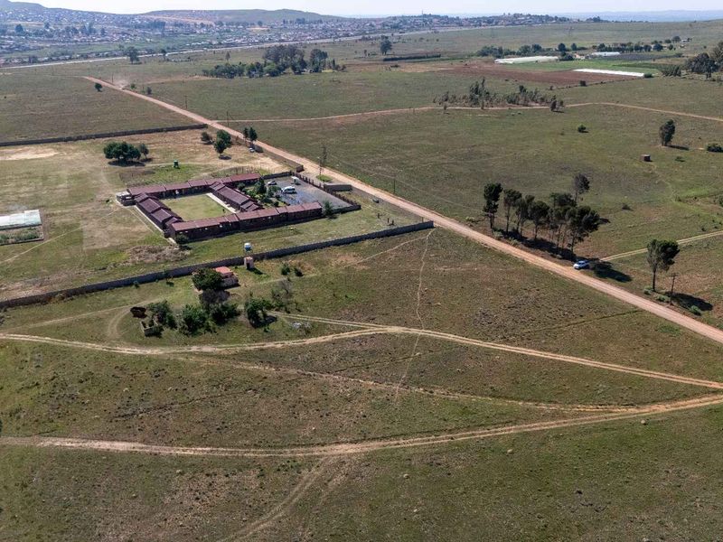 Spacious Stand with Endless Potential - Photo 8