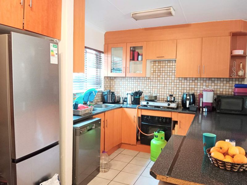 Two Bedroom Garden simplex To Let - Photo 3