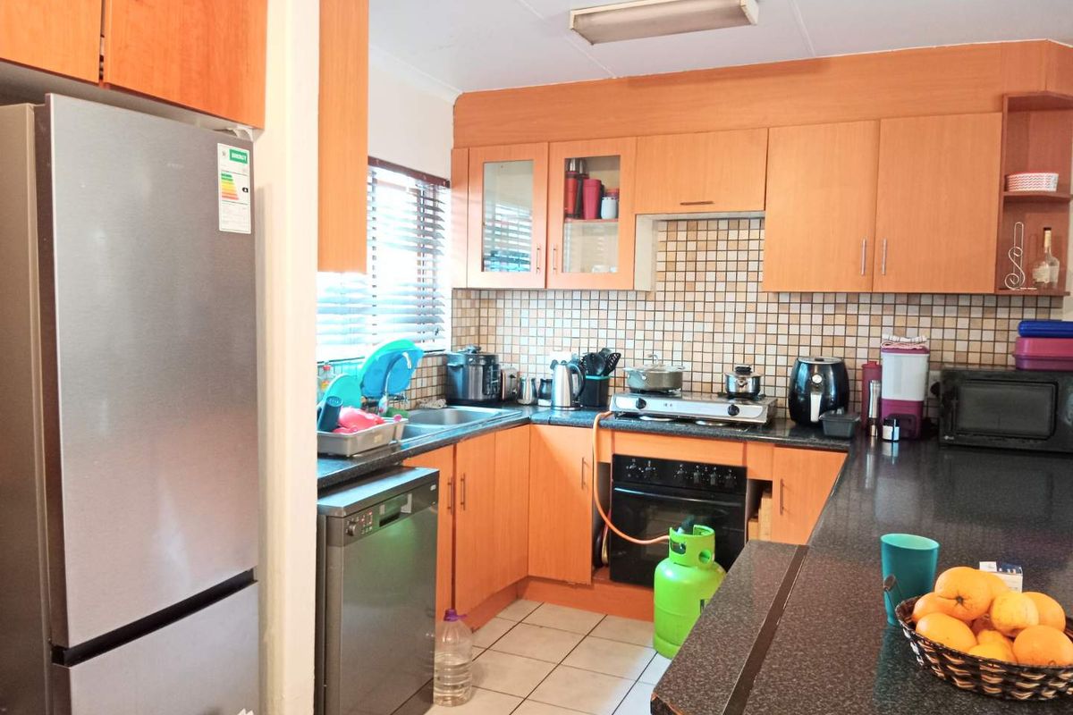 Two Bedroom Garden simplex To Let - Photo 3