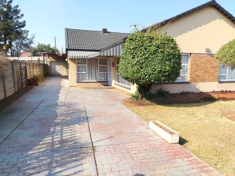 Spacious Family Home with Pool & Double Garage - Photo 1