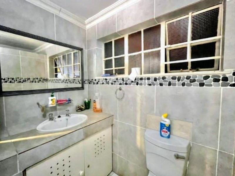 A Beautiful family home - Photo 8