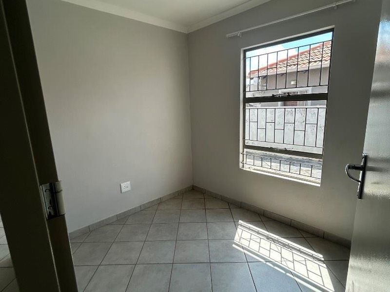 3 Bedroom house in Lotus gardens - Photo 10