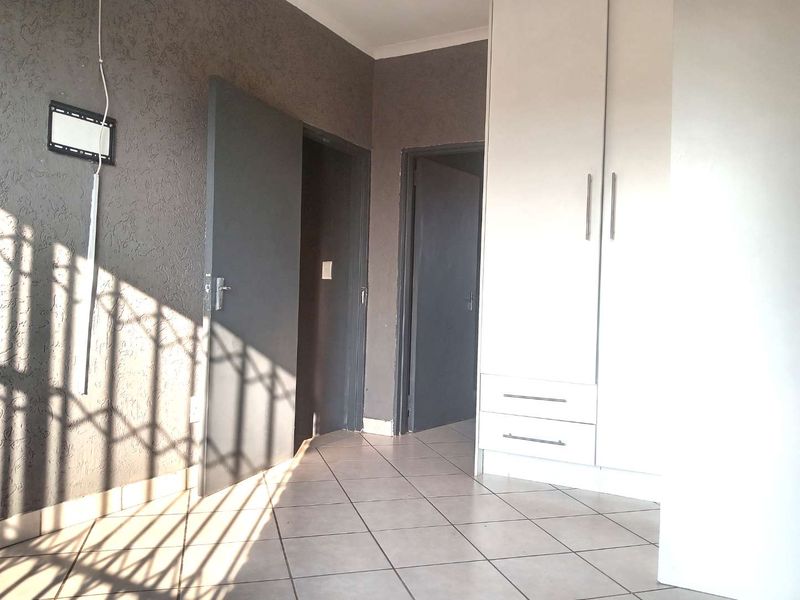 THREE BEDROOM DUPLEX TOWNHOUSE FOR SALE IN DAWN PARK - Photo 5