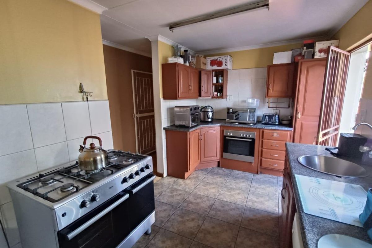 THIS BEAUTIFUL FAMILY HOUSE IS FOR SALE IN ZWARTKOP!!! - Photo 3