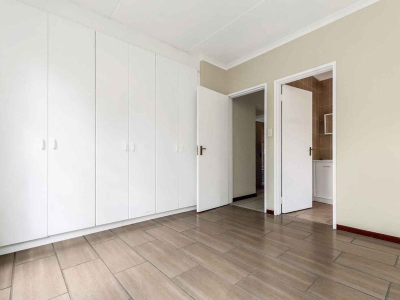 Immaculate 2 Bedroom 2 Bathroom Loft Apartment - Photo 6