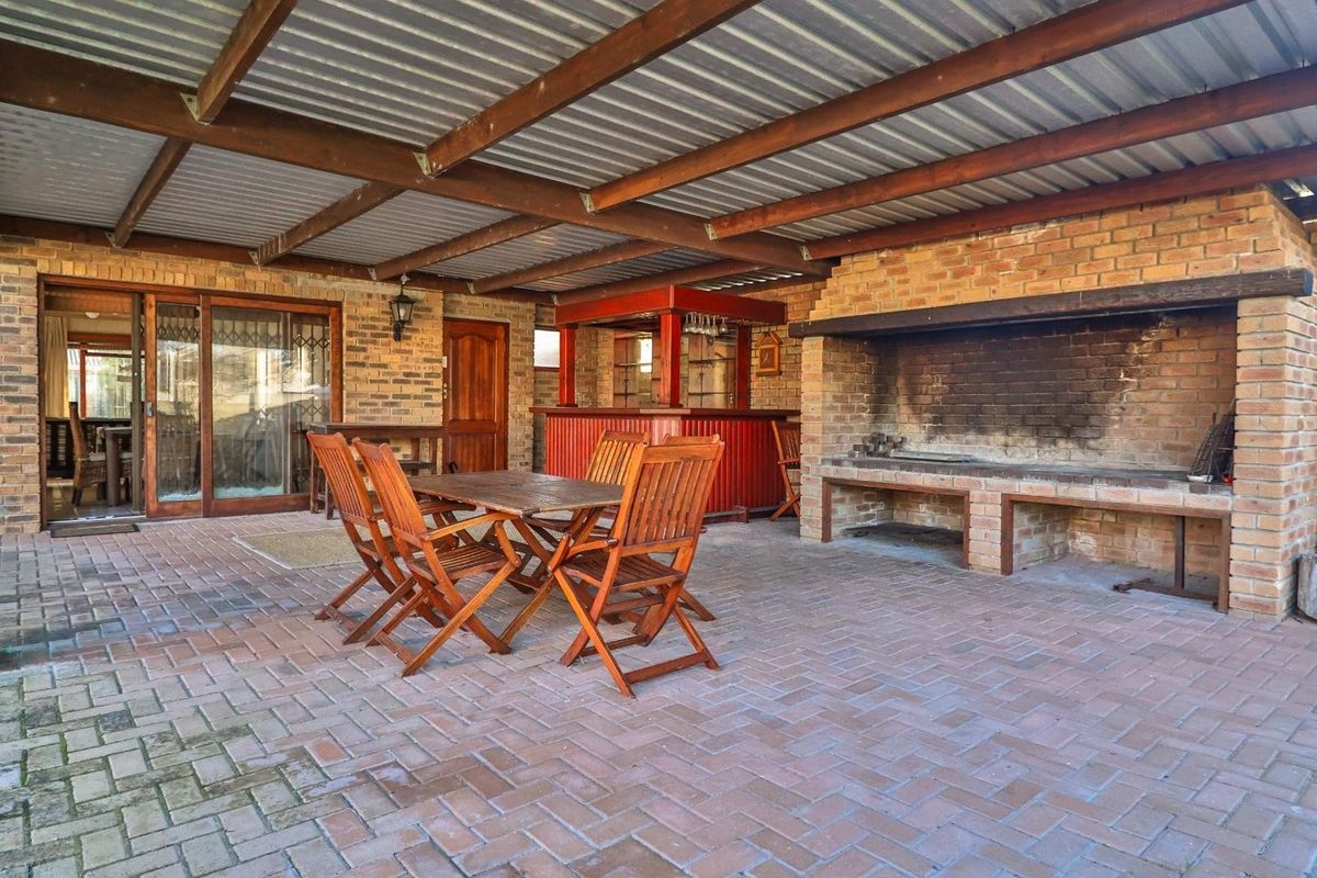 Charming 3-Bedroom Beachside Home in Franskraal - Photo 3