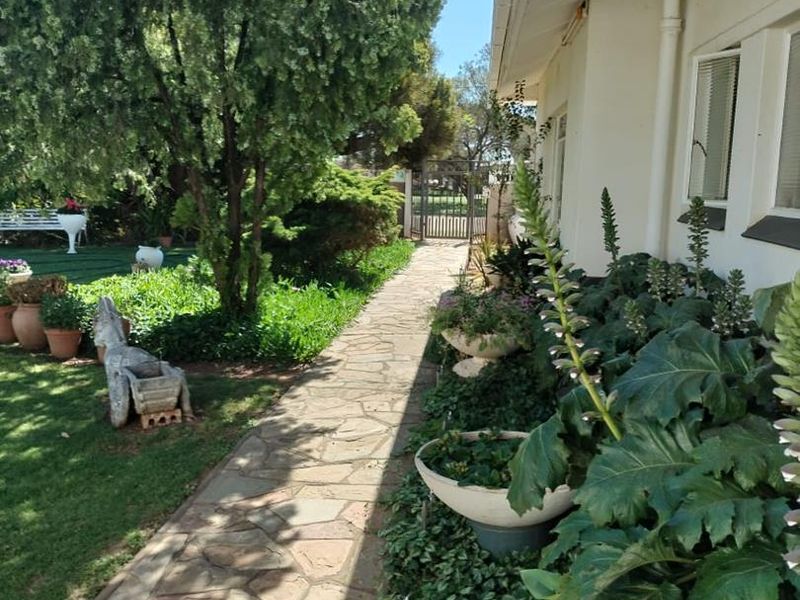 Excellent house.Large rooms. Flatlet. Solar panels. Nice garden.Borehole. - Photo 8