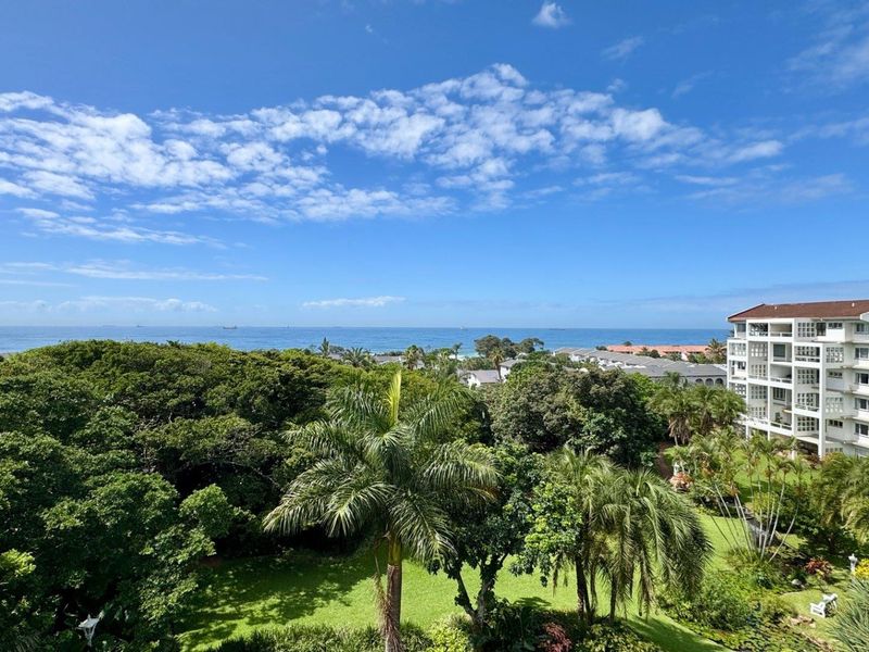 Luxury Coastal Living – Fully Furnished 3 Bedroom Apartment on Marine Drive - Photo 2