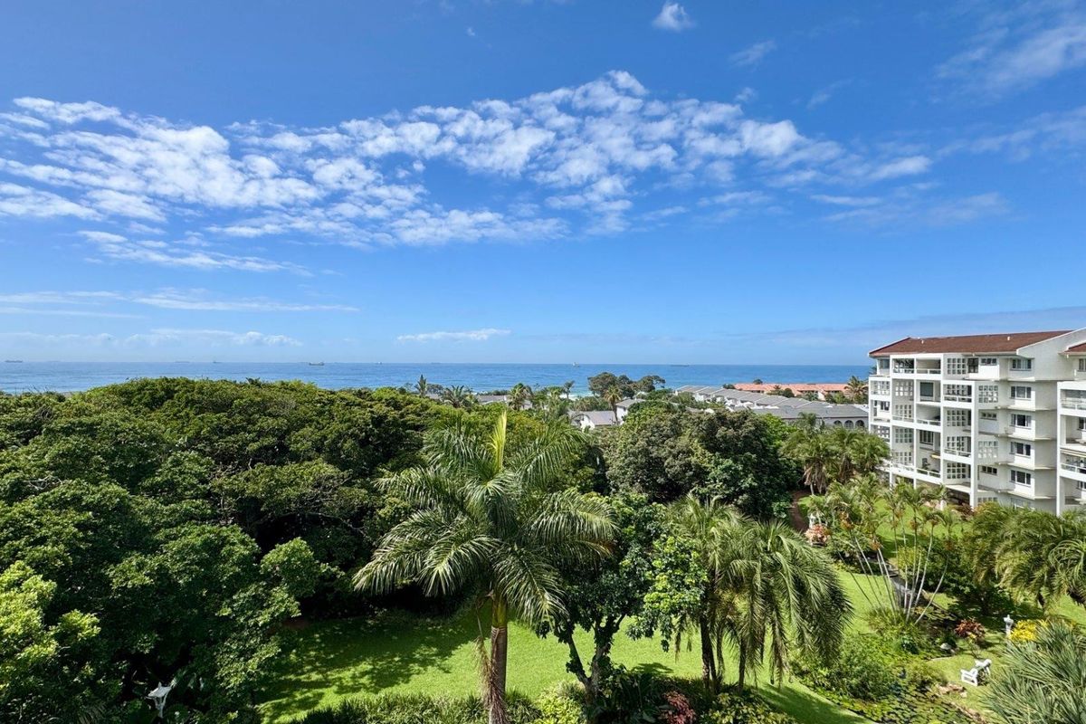 Luxury Coastal Living – Fully Furnished 3 Bedroom Apartment on Marine Drive - Photo 2