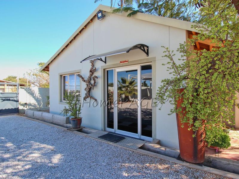 Otjiwarongo:  Immaculate 8 Bedroom Guesthouse for sale - Photo 3