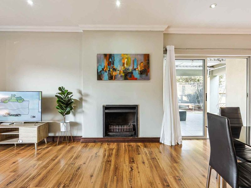 Spacious 4-Bedroom Family Home with Pool, Entertainment Patio & Pet-Friendly Garden - Photo 6