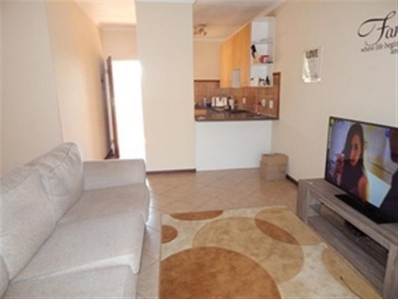 Lovely 2 bedroom top unit in Equestria Estate - Photo 2