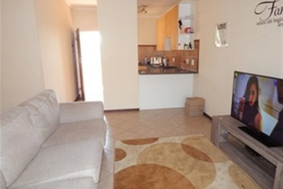 Lovely 2 bedroom top unit in Equestria Estate - Photo 2