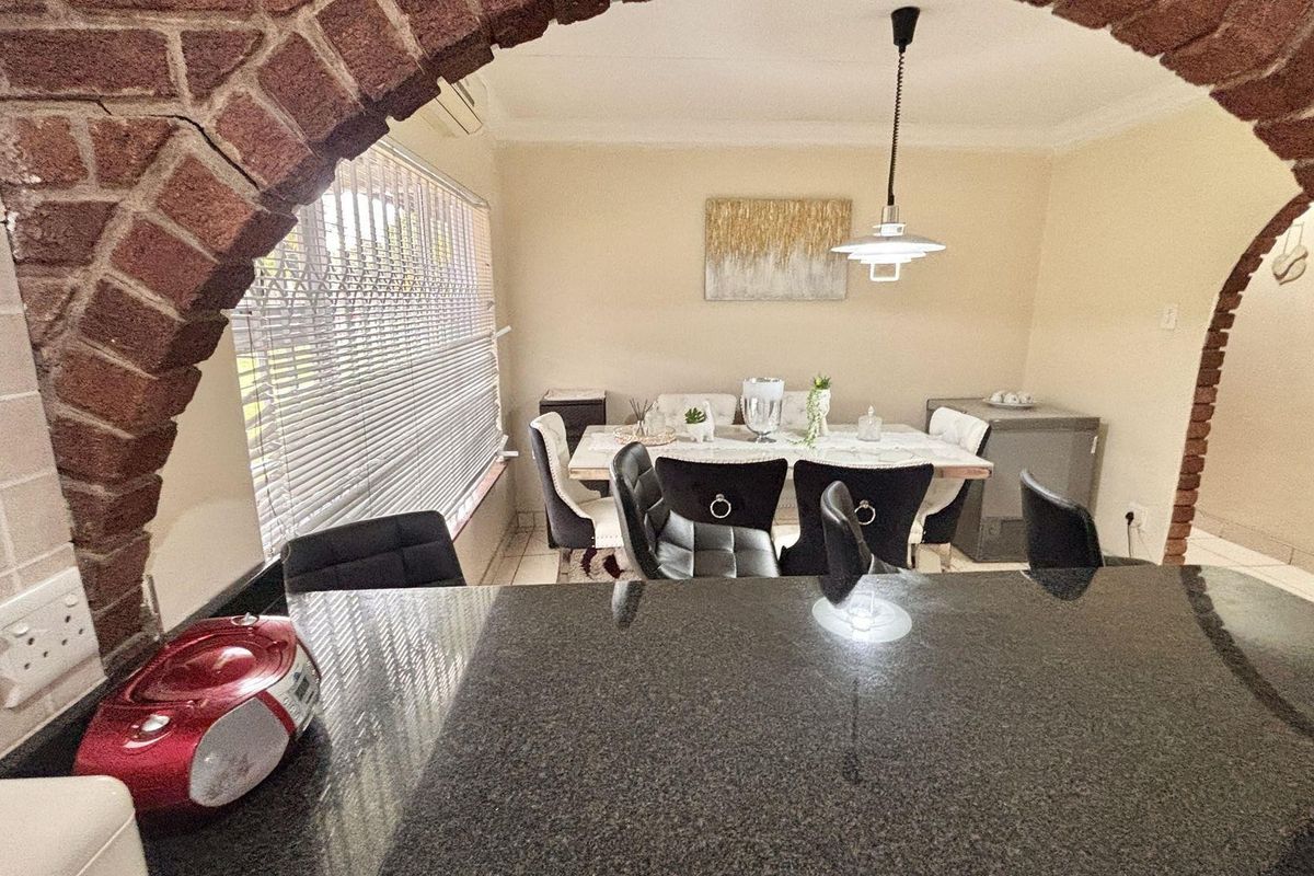 Modern Family Home with Separate 4-Bedroom Flatlet and Poolside Living - Photo 5