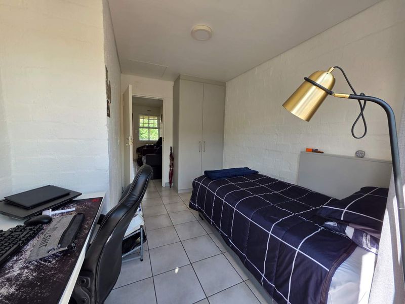 Beautifully renovated and furnished 2 Bed 1 Bath Apartment with Balcony - Photo 4