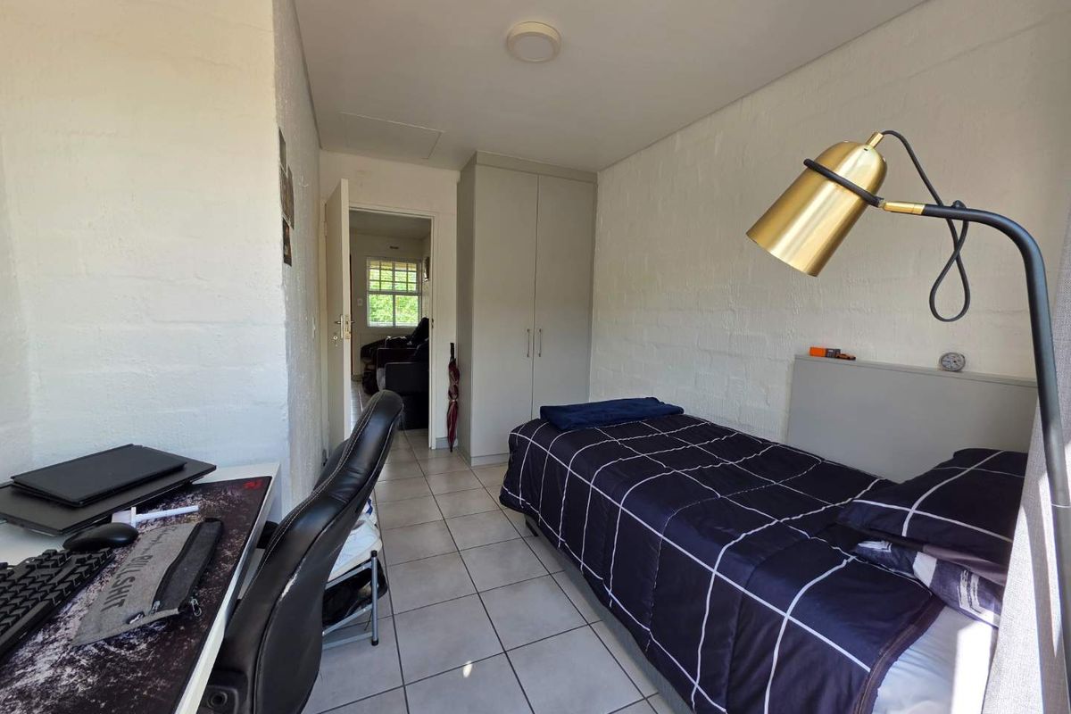 Beautifully renovated and furnished 2 Bed 1 Bath Apartment with Balcony - Photo 4