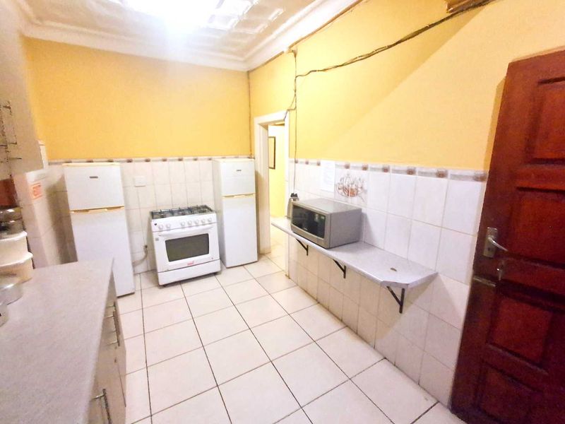 Fully furnished property in Jan Hofmeyer near the University of Johannesburg and the SABC offices, ideal for student accommodation near the and the SABC office - Photo 10