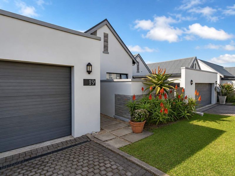Modern Lock-up-and-go in 24 hr Secure Estate - Photo 3