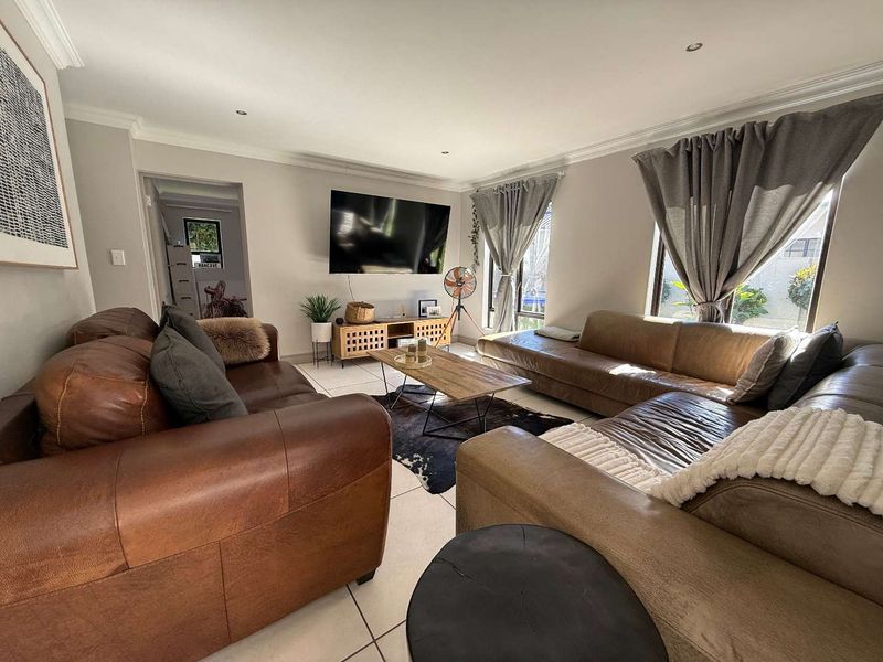 4 Bedroom, 1 Study, Servants Q, Double garages in Newmark Estate - Photo 6