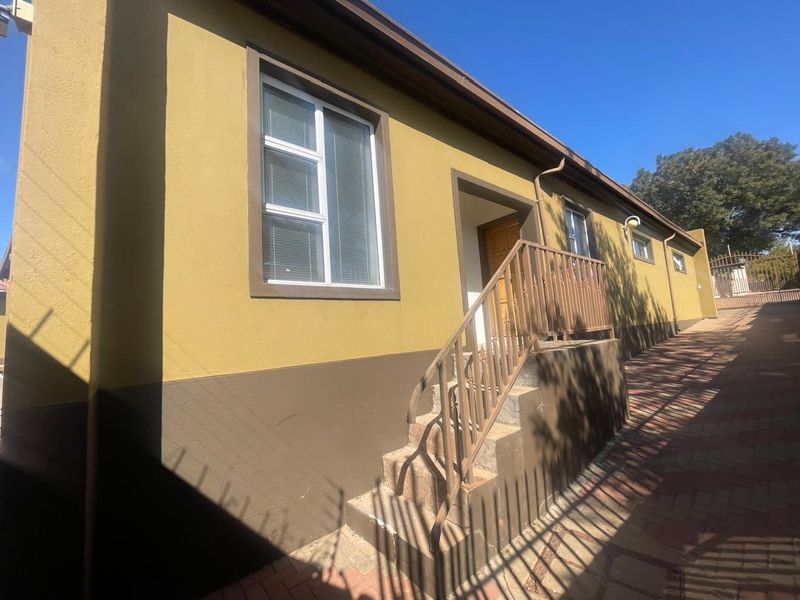 FOR SALE- HOUSE WITH 8 BEDROOMS IN OLYMPIA , WINDHOEK, NAMIBIA, IDEAL FOR EMBASSIES - Photo 3