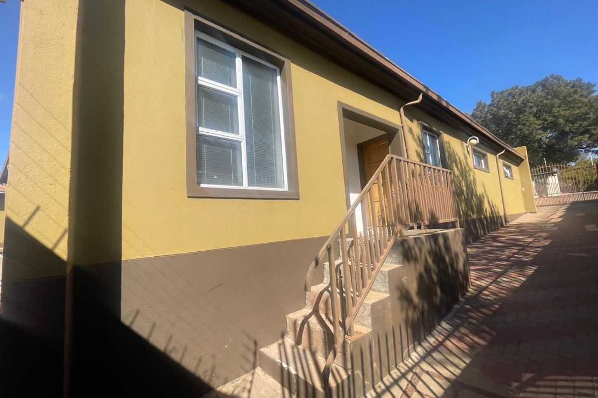 FOR SALE- HOUSE WITH 8 BEDROOMS IN OLYMPIA , WINDHOEK, NAMIBIA, IDEAL FOR EMBASSIES - Photo 3