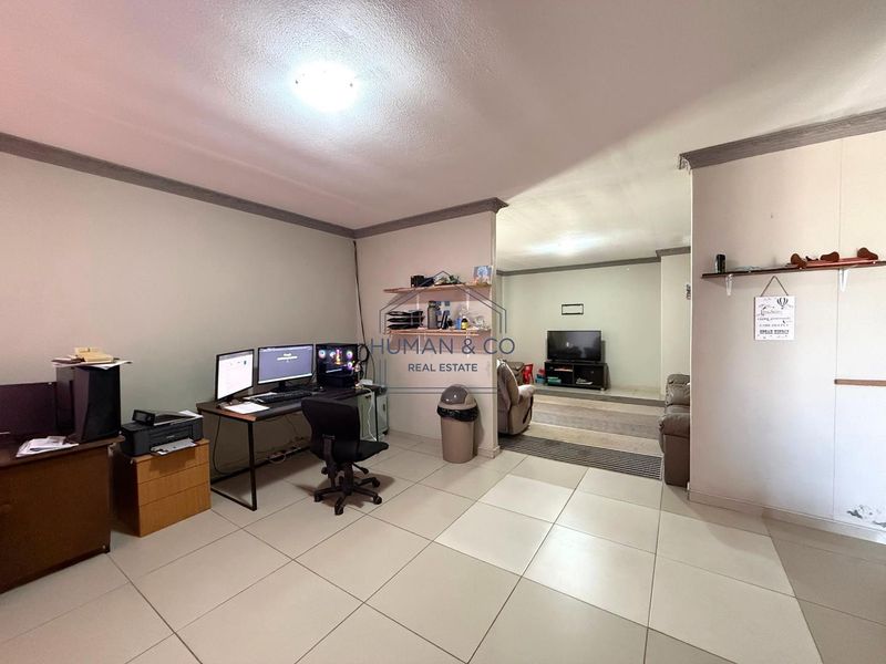 Modern 4-bedroom Home near town center - Photo 8