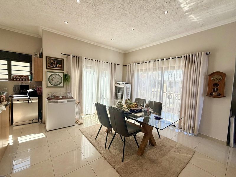 4 Bedroom House For Sale in Auasblick - Photo 5