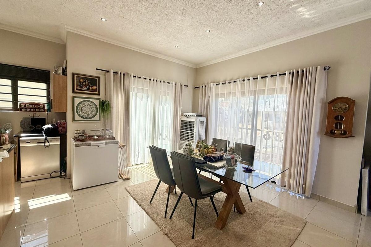 4 Bedroom House For Sale in Auasblick - Photo 5