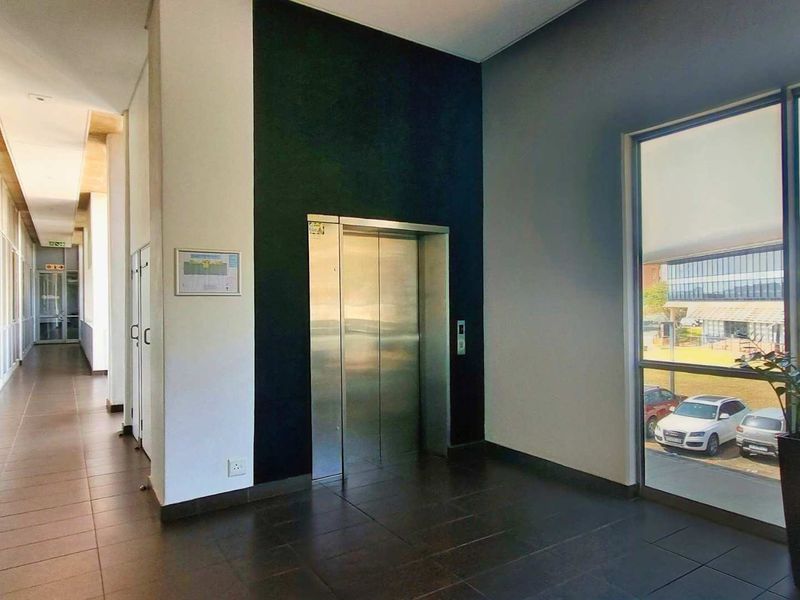 ±320 m2 first-floor HQ office in La Lucia Ridge. Gross R170/m2 (ex VAT). Fibre, lift, backup power & water, security. Avail. 01 Feb 2026 - Photo 9