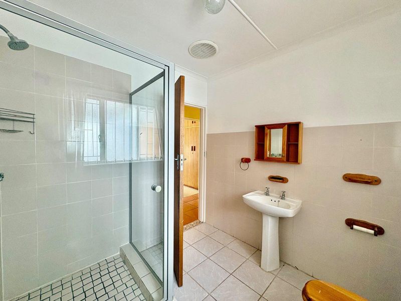 Well-located, well-kept family home with flat. - Photo 9