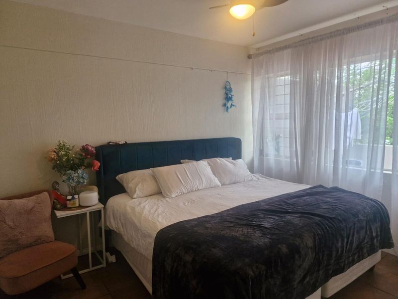 Spacious 1 Bedroom Top floor apartment in secure complex - Photo 7