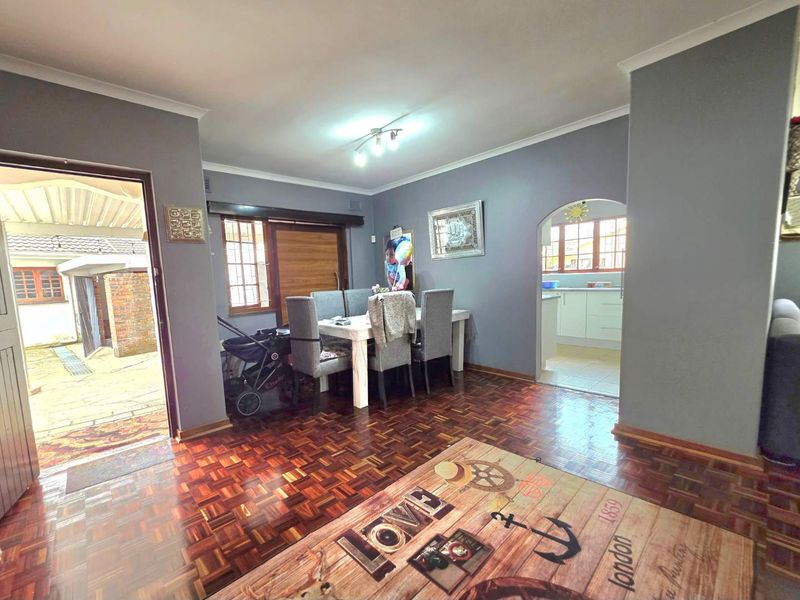 BEAUTIFUL FAMILY HOME WITH COTTAGE – PADFIELD PARK - Photo 4