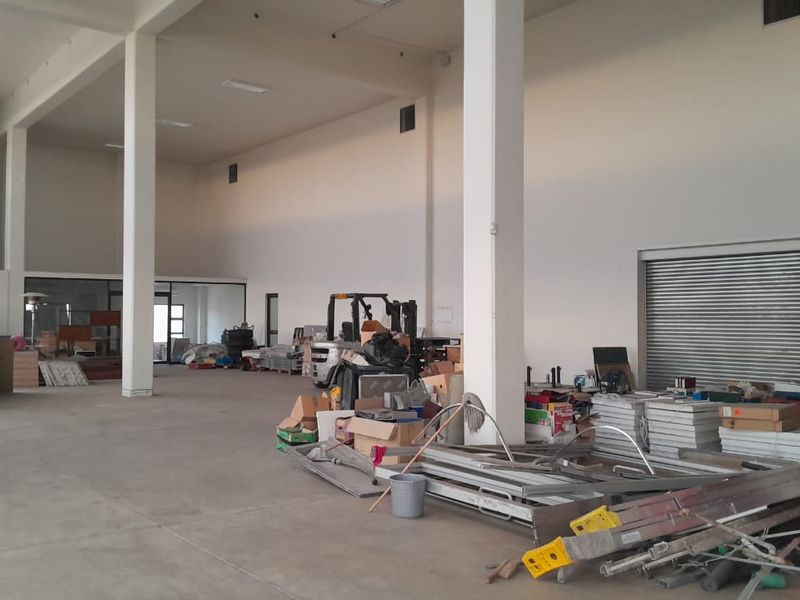 Warehouse/Shop front Space in Beautiful building Prosperita to let - Photo 4