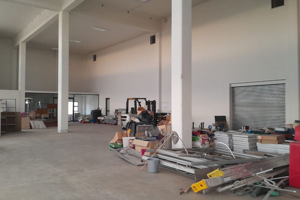 Warehouse/Shop front Space in Beautiful building Prosperita to let - Photo 4
