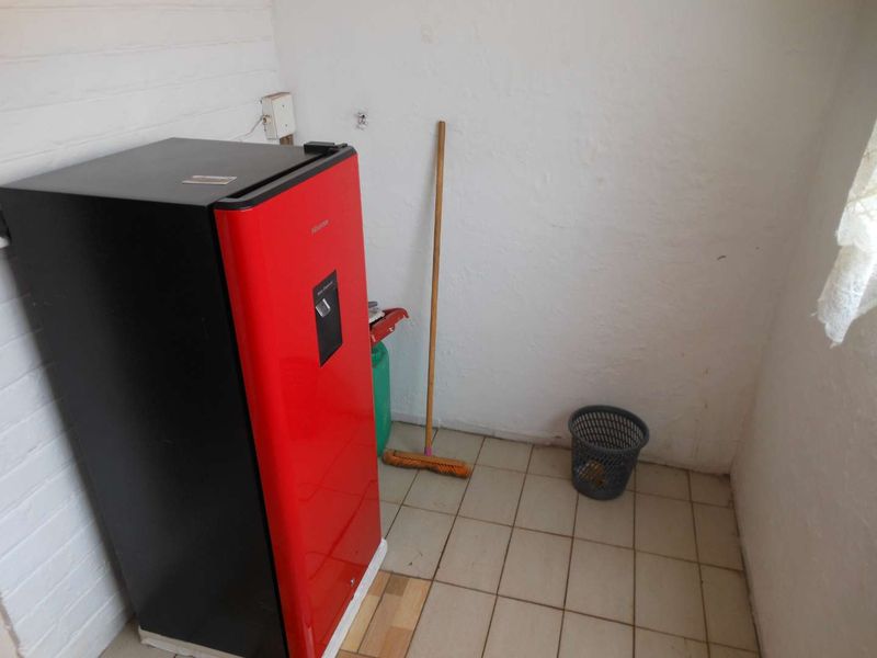 Upstairs 3 bedroom unit - Photo 8