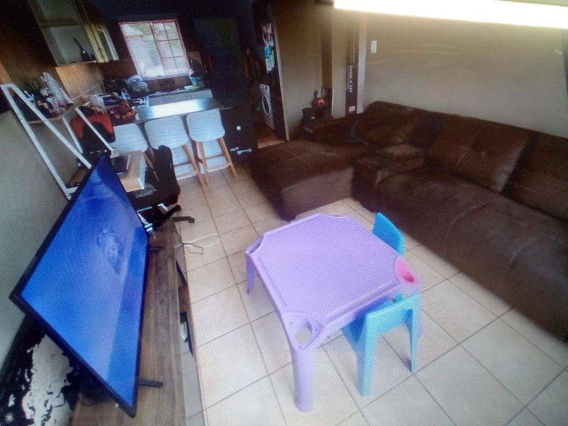 Lovely 2 Bedroom unit - Photo 4