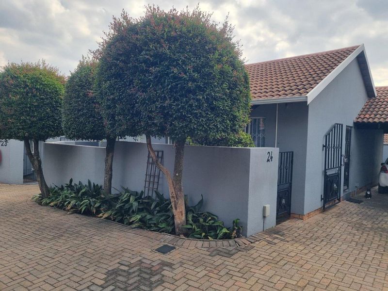 Lovely Townhouse for Sale in Sonneglans Randburg - Photo 3