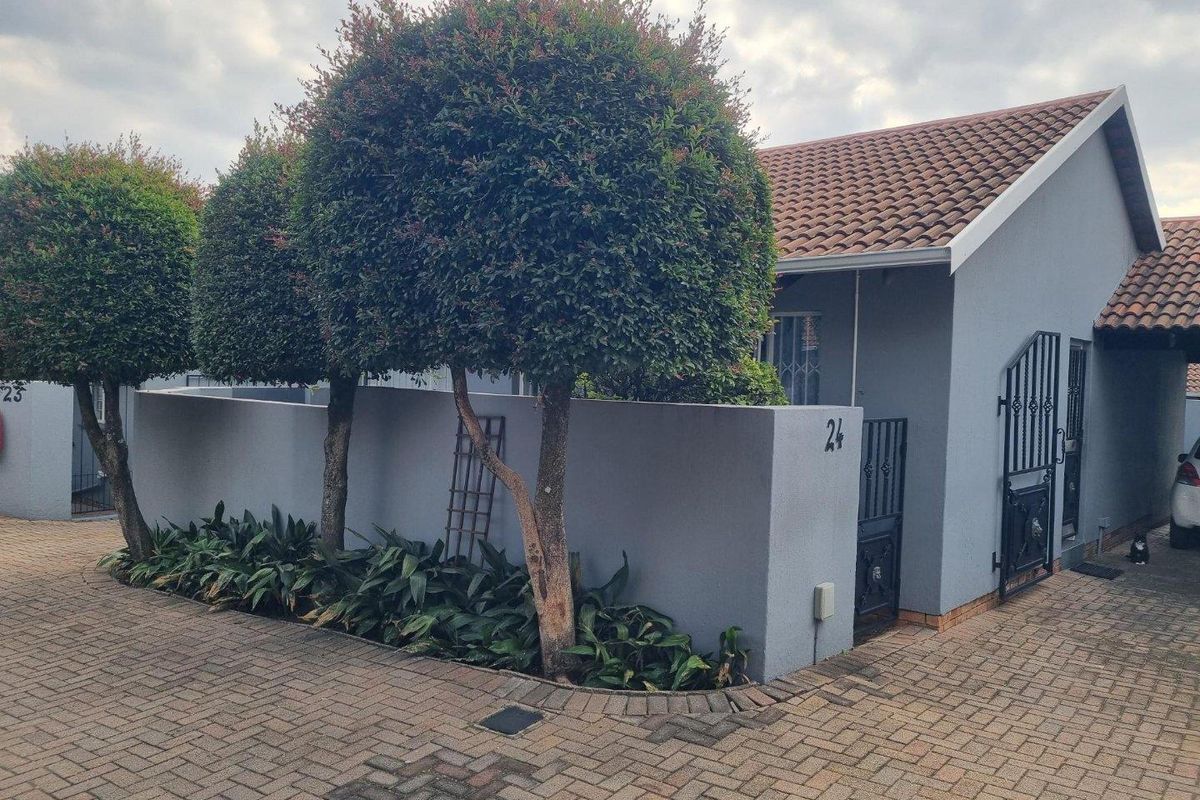 Lovely Townhouse for Sale in Sonneglans Randburg - Photo 3