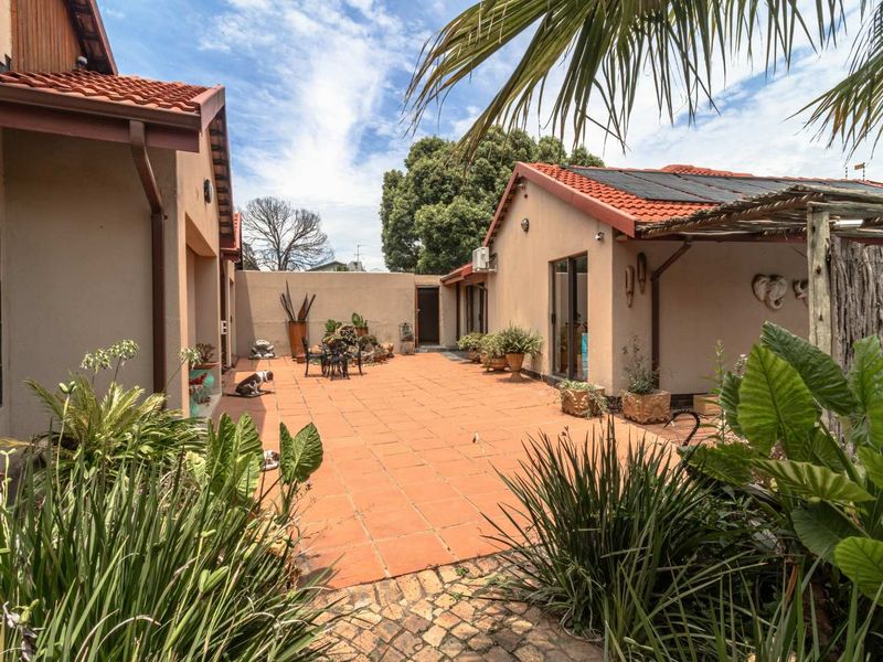 4-Bedroom Family Home with Modern Amenities and Entertainment Features - Photo 6