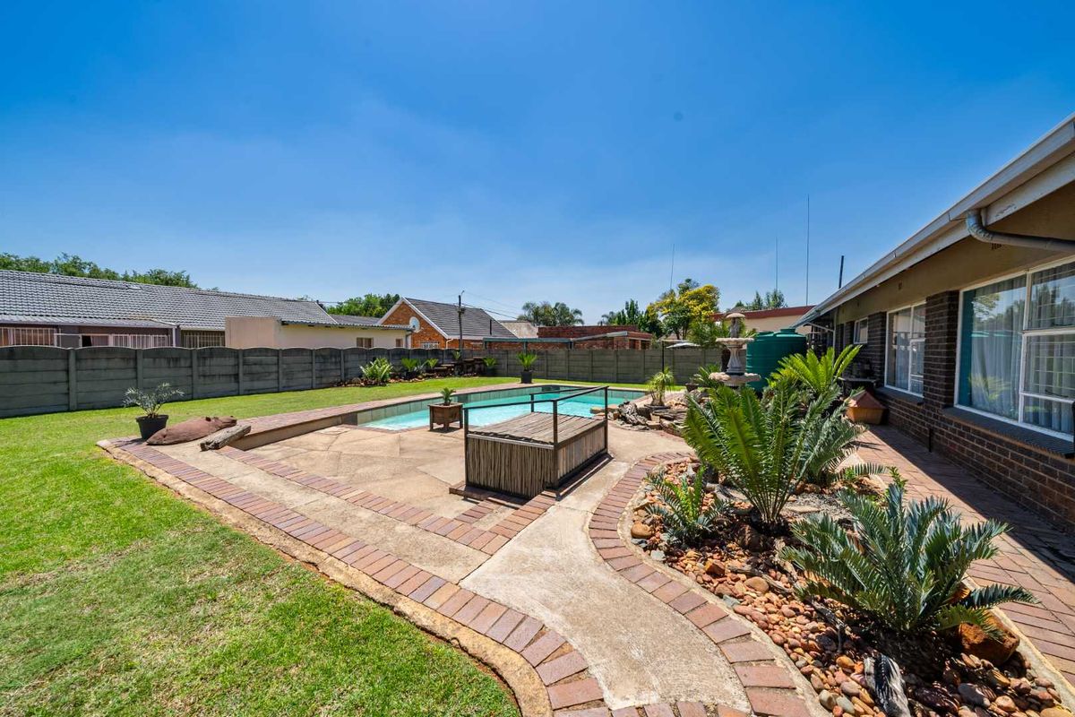 Spacious Family Home with Expansive Garden and Pool in Parkrand** - Photo 2