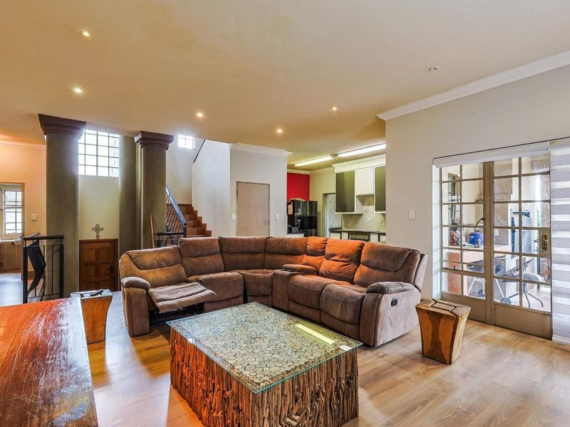 3 Bedroom, 2.5 Bathroom Duet House with an Office To Let in Faerie Glen - Photo 6