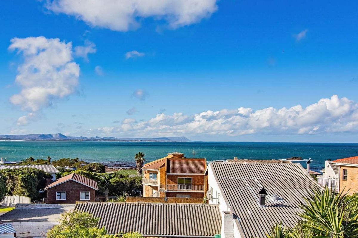Space, Sea-views and Serenity - Photo 2