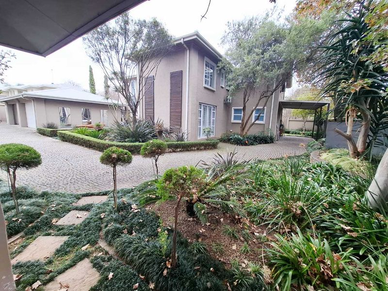 Grand Luxury Estate with 6 En-Suite Bedrooms, Private Cellar & Resort-Style Entertaining - Photo 9